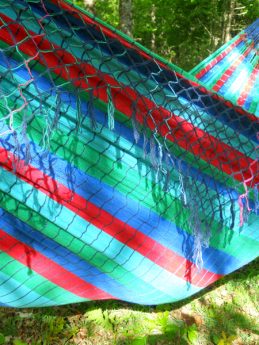 Hamac fait main en fibres végétales naturelles provenant de l'Amazonie, alliant confort et savoir-faire traditionnel.