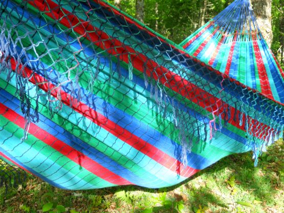 Hamac fait main en fibres végétales naturelles provenant de l'Amazonie, alliant confort et savoir-faire traditionnel.