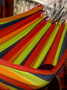 Hamac mexicain en toile, fait main, confortable et élégant, idéal pour une détente à l'intérieur ou à l'extérieur.