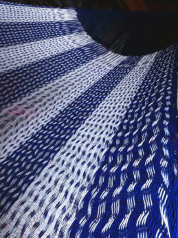 Hamac mexicain matrimonial fait main, en coton de qualité, idéal pour un confort à deux.